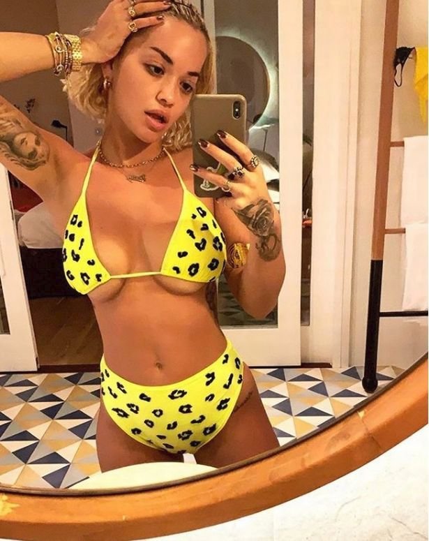 Rita Ora se na Instagramu pochlubila neschopností vybrat správnou velikost podprsenky