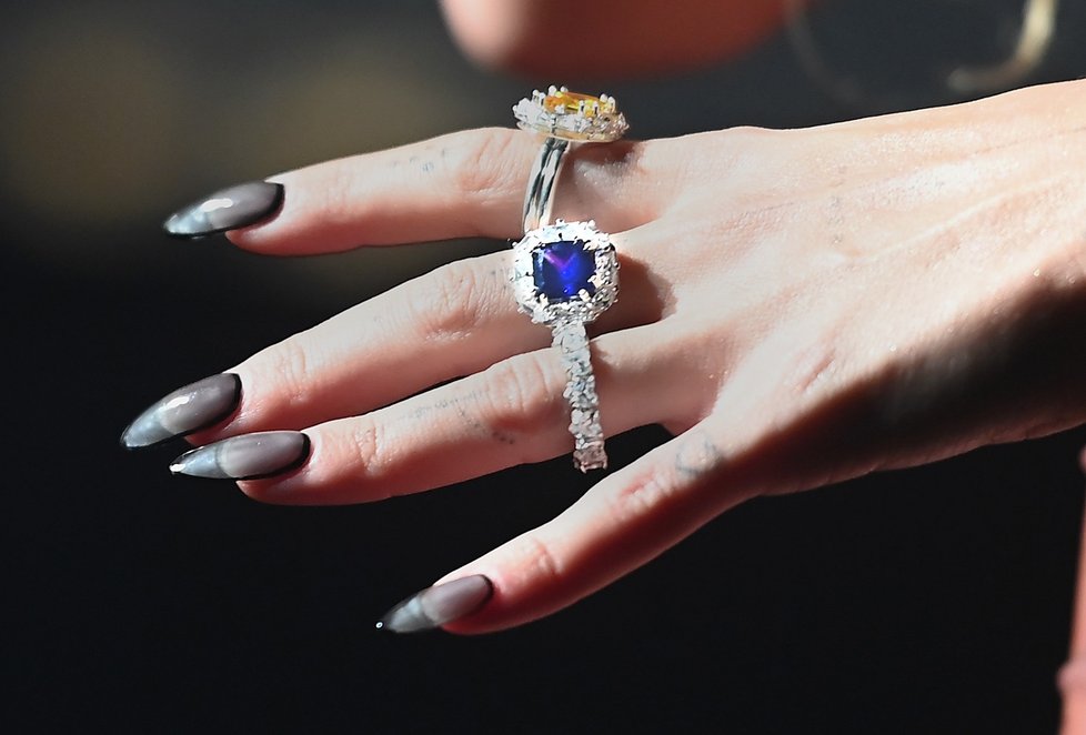 Její luxusní prsteny, snubák zcela vlevo.