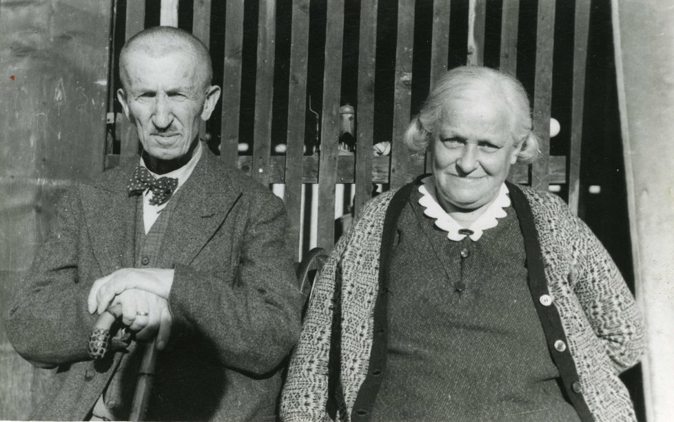 Samuel Strakosch (někdy psáno i Strakoš, 1864 - 1935) a jeho manželka Anna (1866 - 1941), dědeček a babička Rity Rosani (1920 - 1944) z Veselí nad Moravou. Blíže nedatovaný snímek.