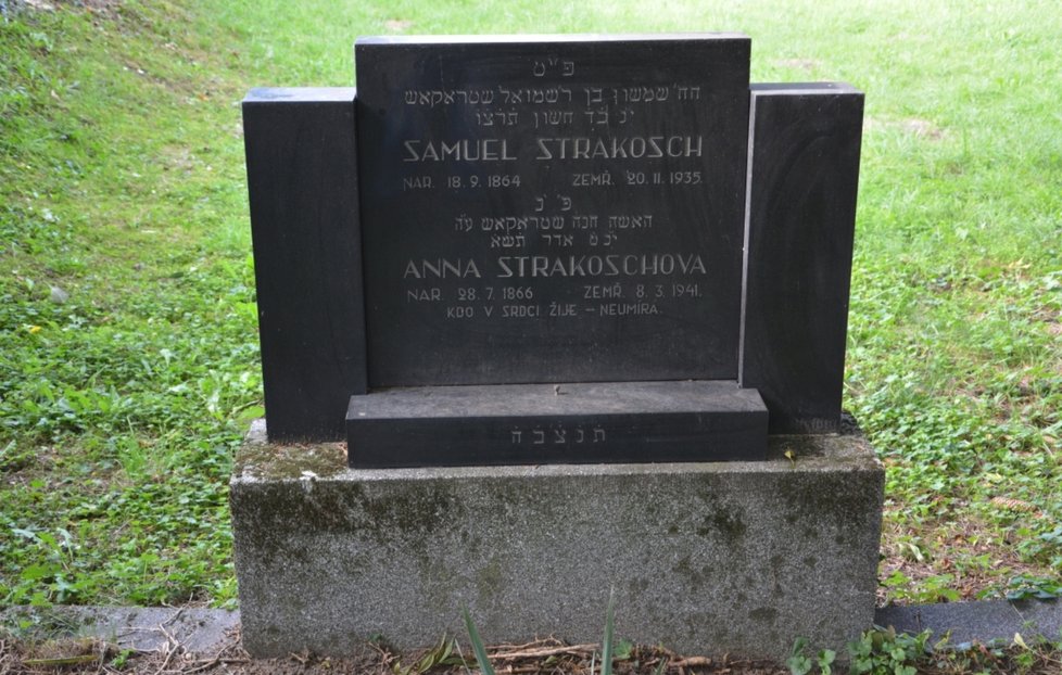 Náhrobek Samuela Strakosche (někdy psáno Strakoše) a jeho manželky Anny na židovském hřbitově ve Veselí nad Moravou.