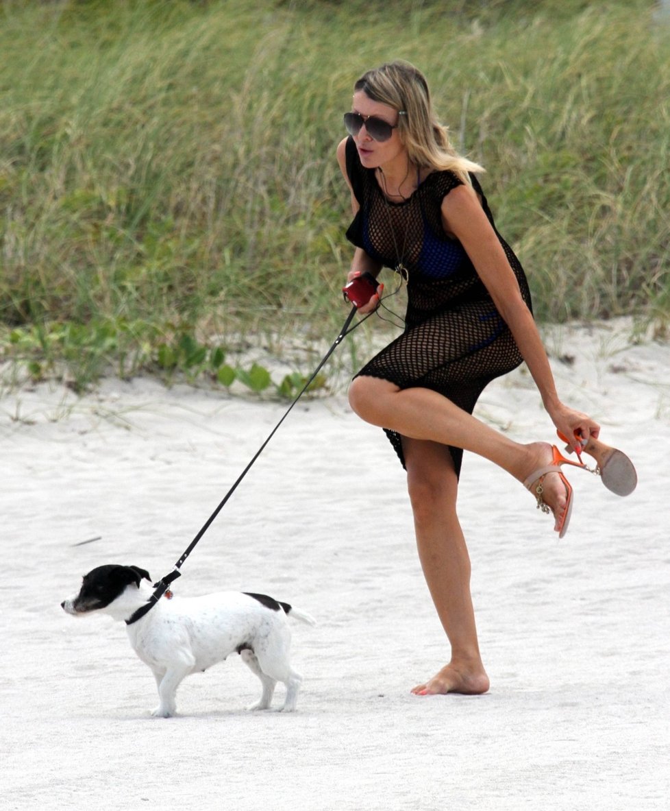 Rita Rusic na procházce se svým psem