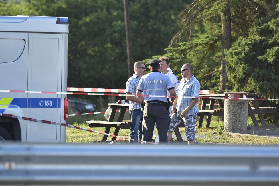 Na benzince u Řitky našli v německém autě mrtvolu muže: Někdo ho zabil!