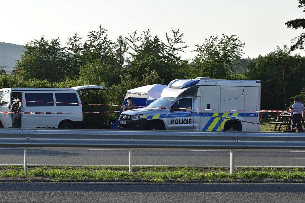 Na benzince u Řitky našli v německém autě mrtvolu muže: Někdo ho zabil!