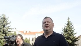 Ivo Rittig začínal jako vedoucí samoobsluhy v centru Prahy a za obrovské manko byl odsouzen na 9 let do basy, odkud ho vysvobodila Havlova amnestie.