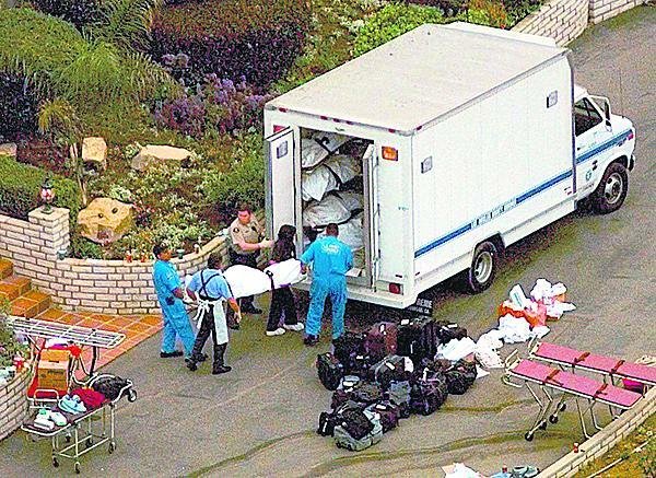 1997, Cesta do nebeských výšin: Koroneři v San Diegu odváželi plné náklaďáky mrtvých.
