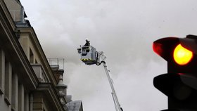 Požár zachvátil horní poschodí pařížského hotelu Ritz Carlton