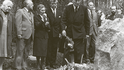 Rivu Krieglovou na manželově pohřbu 20. května 1980 doprovázeli nejbližší přátelé – cestovatel Jiří Hanzelka (vpravo) a historik Václav Hyndrák (agent Rak).