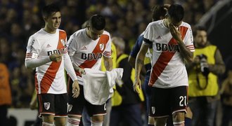Šílené! Fans Bocy nastříkali hráčům River Plate do očí pepřový sprej