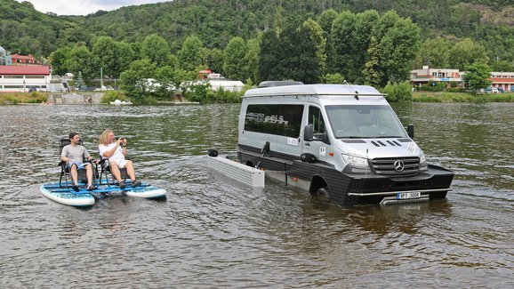 Vyzkoušeli jsme plovoucí auto Trimaran Sprinter: 6 tun na Vltavě a trocha nervozity