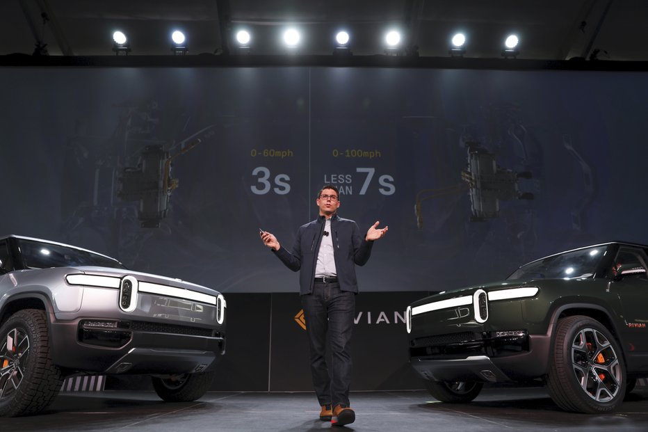 LISTOPAD: Americký výrobce elektromobilů Rivian získal prodejem akcií v primární veřejné nabídce (IPO) 11,9 miliardy dolarů. Podle údajů společnosti Dealogic jde o jeden z deseti největších úpisů akcií v primární veřejné nabídce ve Spojených státech. Tržní hodnota Rivianu překonala BMW i Volkswagen, přestože od startu produkce v září vyrábí necelá dvě auta denně.