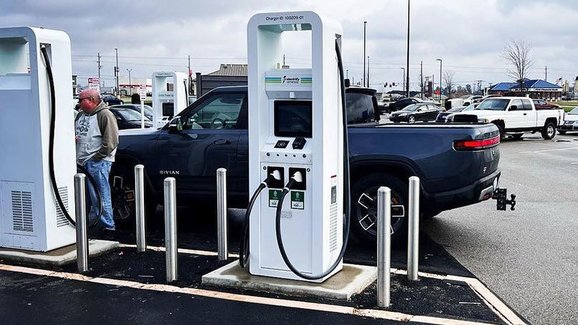 Studie říká, že tisíce nabíjecích stanic elektromobilů v USA jsou nespolehlivé