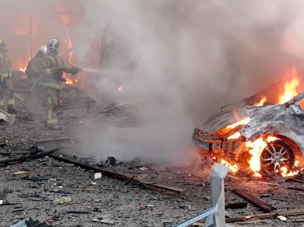 Hasiči bojují s požáry po ruském bombardování Rivne (Rovna) ve Volyni (21. 9. 2023).