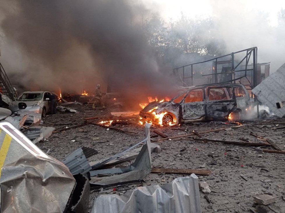 Hasiči bojují s požáry po ruském bombardování Rivne (Rovna) ve Volyni (21. 9. 2023).
