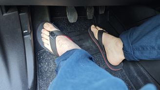 Řídíte auto bosky nebo v žabkách? Riskujete pokutu i soud! Řídíte auto bosky nebo v žabkách? Riskujete pokutu i soud!