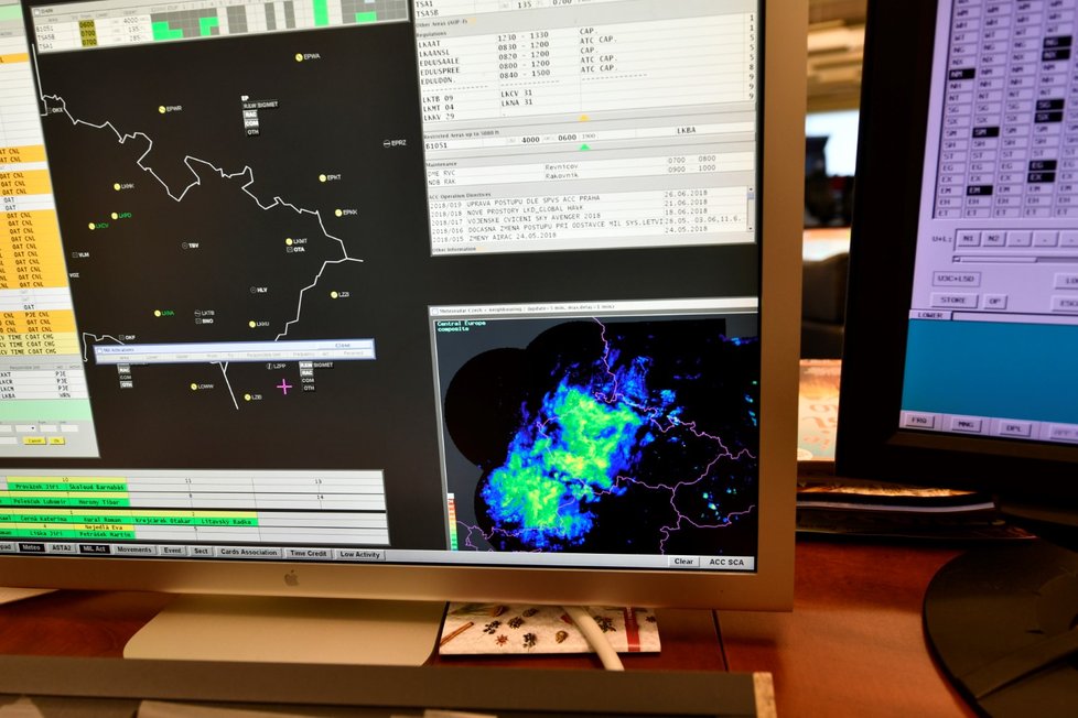 Řízení letového provozu v Jenči u Prahy má na starosti pohyb letadel po celé republice.