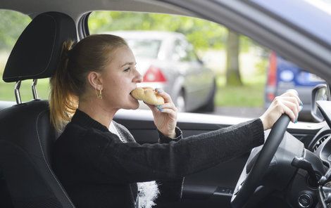 17 % řidičů jí Komzumujícíc řidiči jsou často ve stresu. Nasvačte se raději jinde.