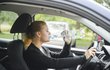 38 šoférů za jízdy pije I pití nealka je riziko! Při prudkém brzdění vás může lahev vážně zranit.