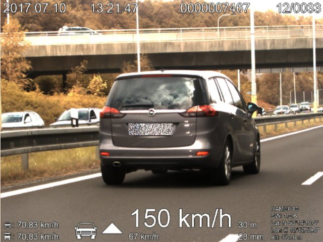 rychlostí 150 km/h předjela v červenci řidička na Karlovarsku policejní hlídku. V místě je maximální povolená rychlost 70 km/h!
