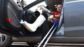 Problematické není se zraněními pouze ovládání vozidla, ale i nastupování a vystupování Problematické není se zraněními pouze ovládání vozidla, ale i nastupování a vystupování