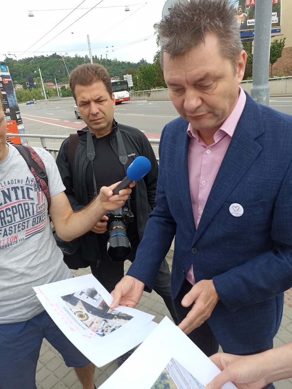 Generální ředitel dopravního podniku Miloš Havránek věří, že kampaň zabere. Případů, kdy se chodci s mobilem v ruce v Brně zraní po srážce s autem či prostředky MHD, přibývá.