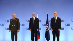 Rada NATO-Rusko: Ruští náměstci ministerstva obrany a zahraničí Alexandr Fomin a Alexandr Gruško a generální tajemník aliance Jens Stoltenberg