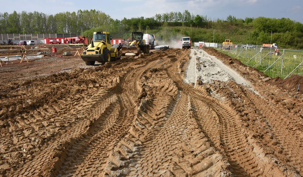 Byli jsme u ekologické rychlovýstavby silnice technologií RoadCem