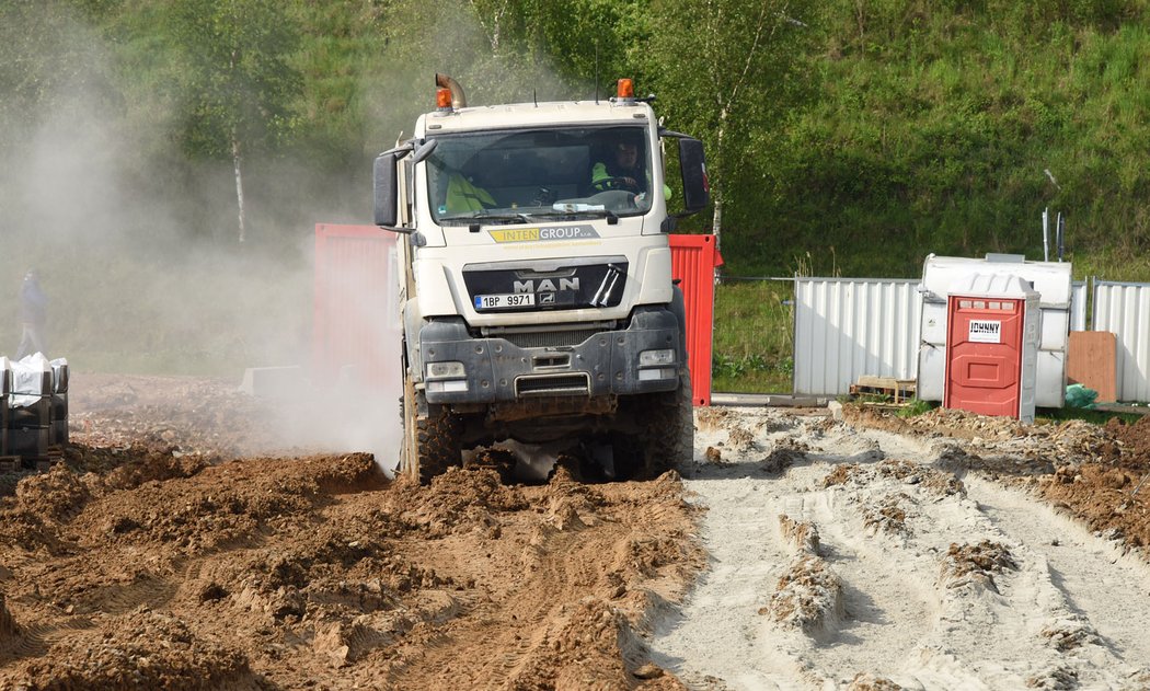 Byli jsme u ekologické rychlovýstavby silnice technologií RoadCem