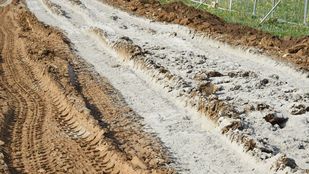 Byli jsme u ekologické rychlovýstavby silnice technologií RoadCem