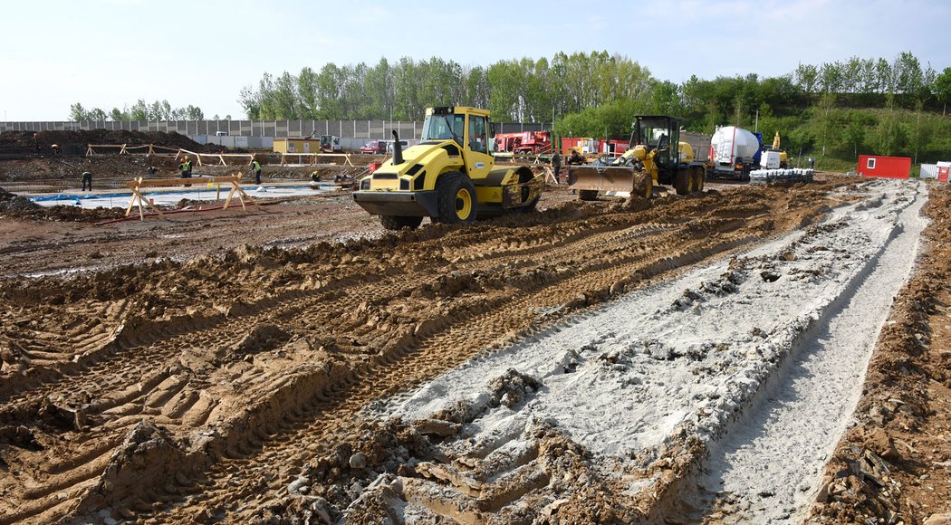 Byli jsme u ekologické rychlovýstavby silnice technologií RoadCem