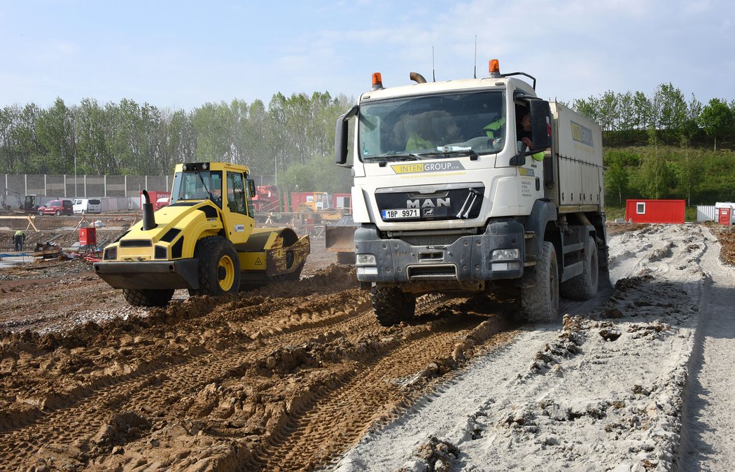 Byli jsme u ekologické rychlovýstavby silnice technologií RoadCem