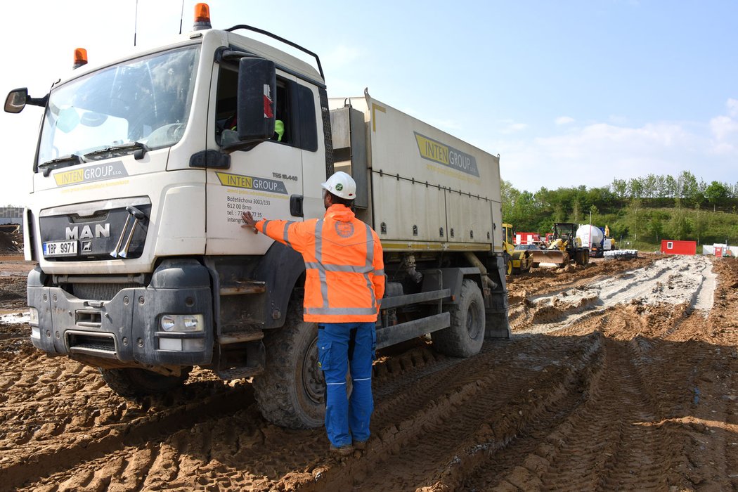 Byli jsme u ekologické rychlovýstavby silnice technologií RoadCem