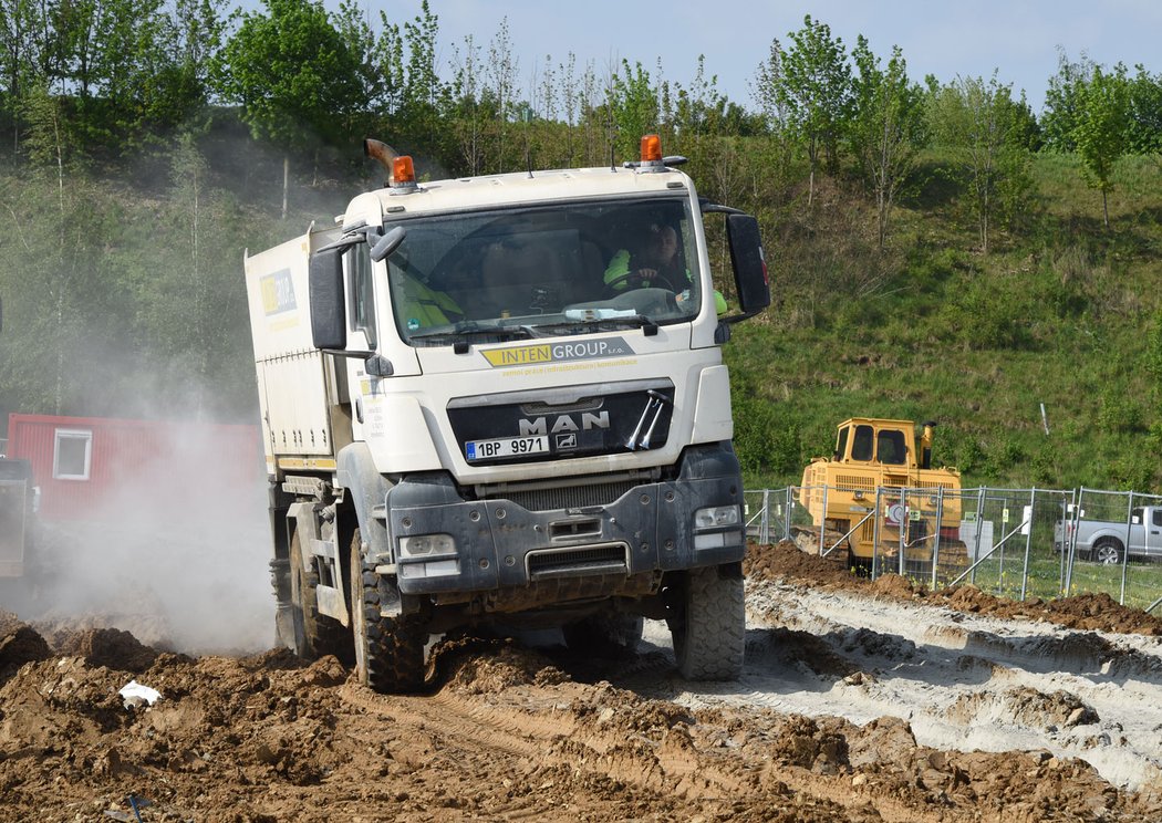 Byli jsme u ekologické rychlovýstavby silnice technologií RoadCem