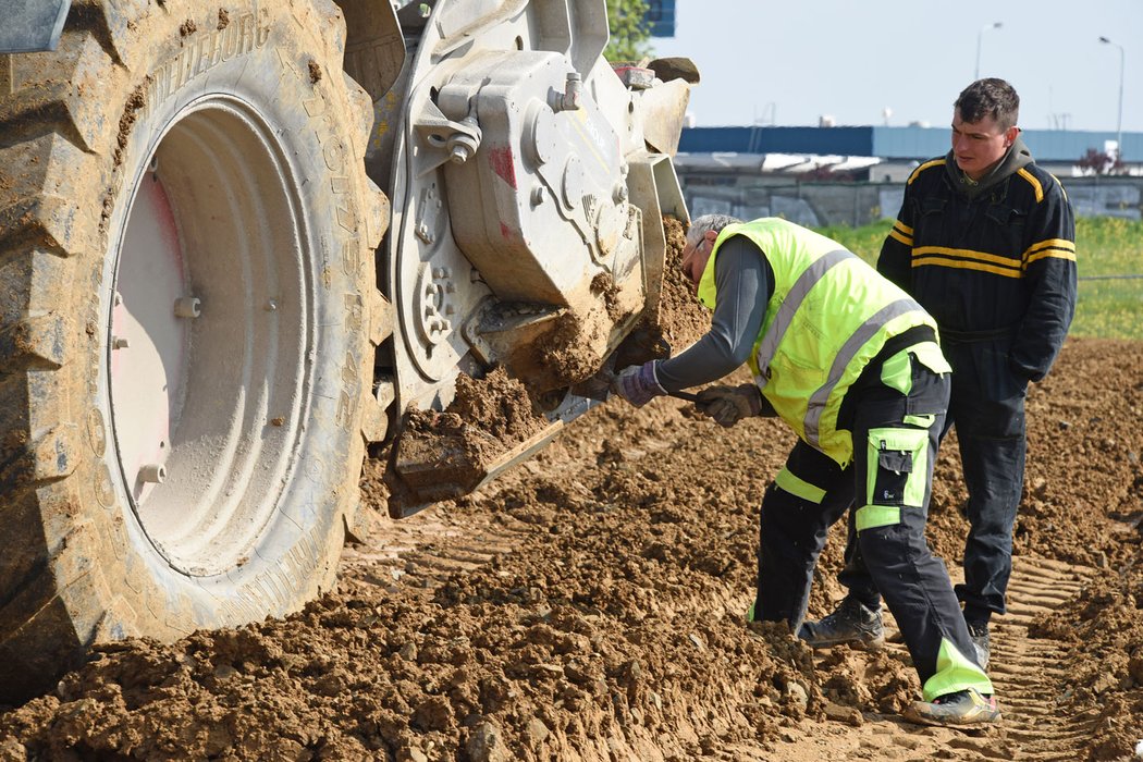 Byli jsme u ekologické rychlovýstavby silnice technologií RoadCem