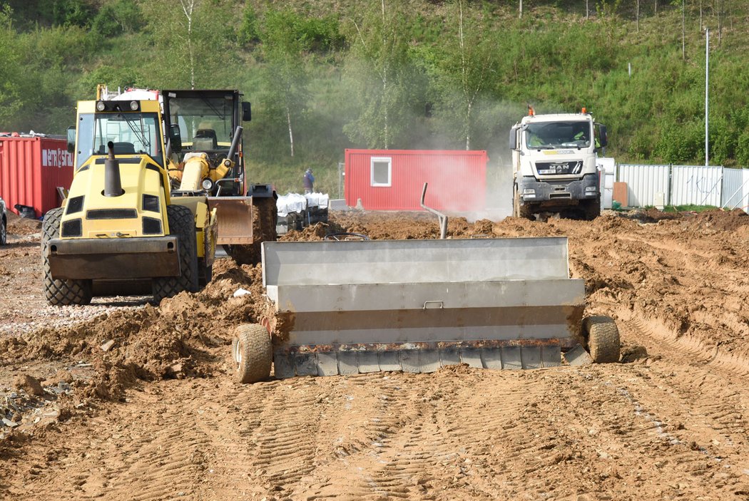 Byli jsme u ekologické rychlovýstavby silnice technologií RoadCem