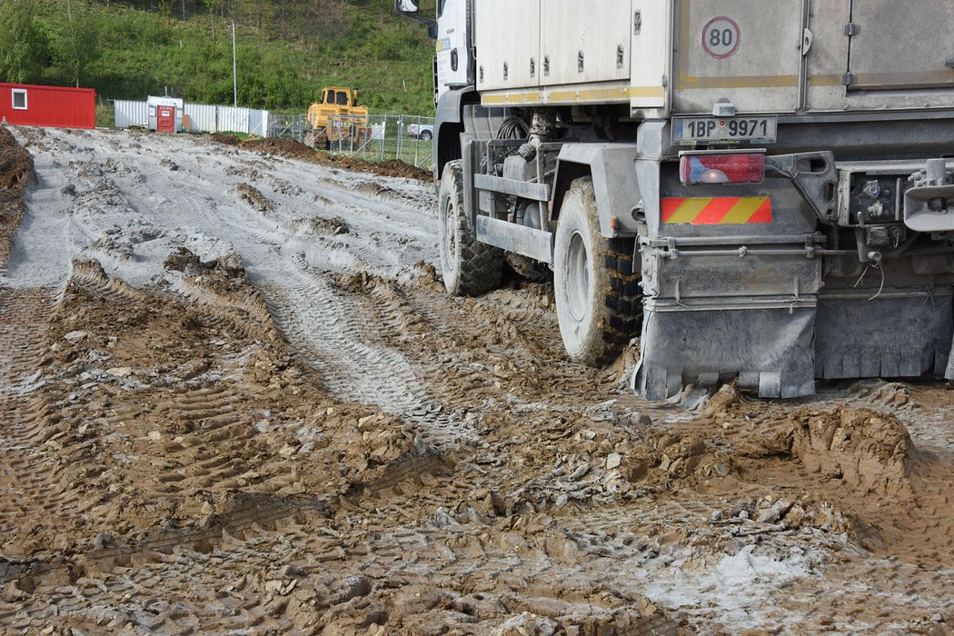 Byli jsme u ekologické rychlovýstavby silnice technologií RoadCem