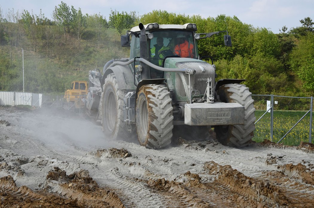 Byli jsme u ekologické rychlovýstavby silnice technologií RoadCem