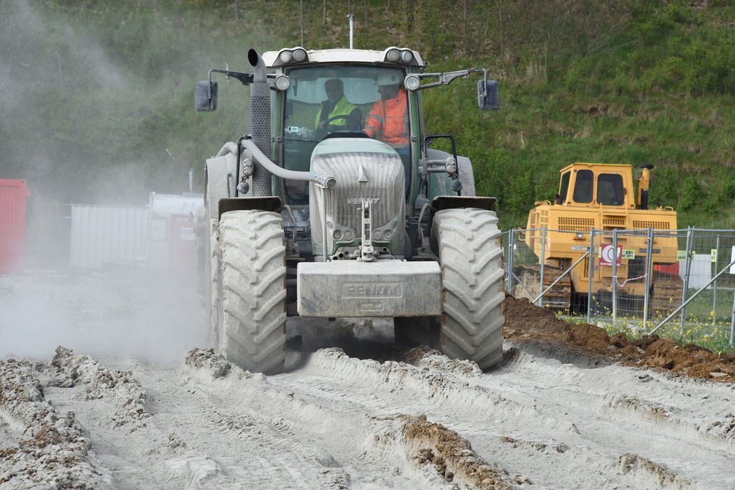 Byli jsme u ekologické rychlovýstavby silnice technologií RoadCem