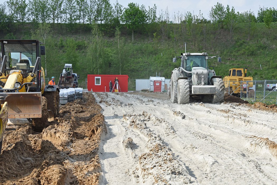 Byli jsme u ekologické rychlovýstavby silnice technologií RoadCem