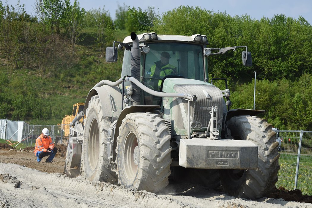 Byli jsme u ekologické rychlovýstavby silnice technologií RoadCem