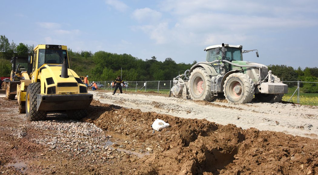 Byli jsme u ekologické rychlovýstavby silnice technologií RoadCem