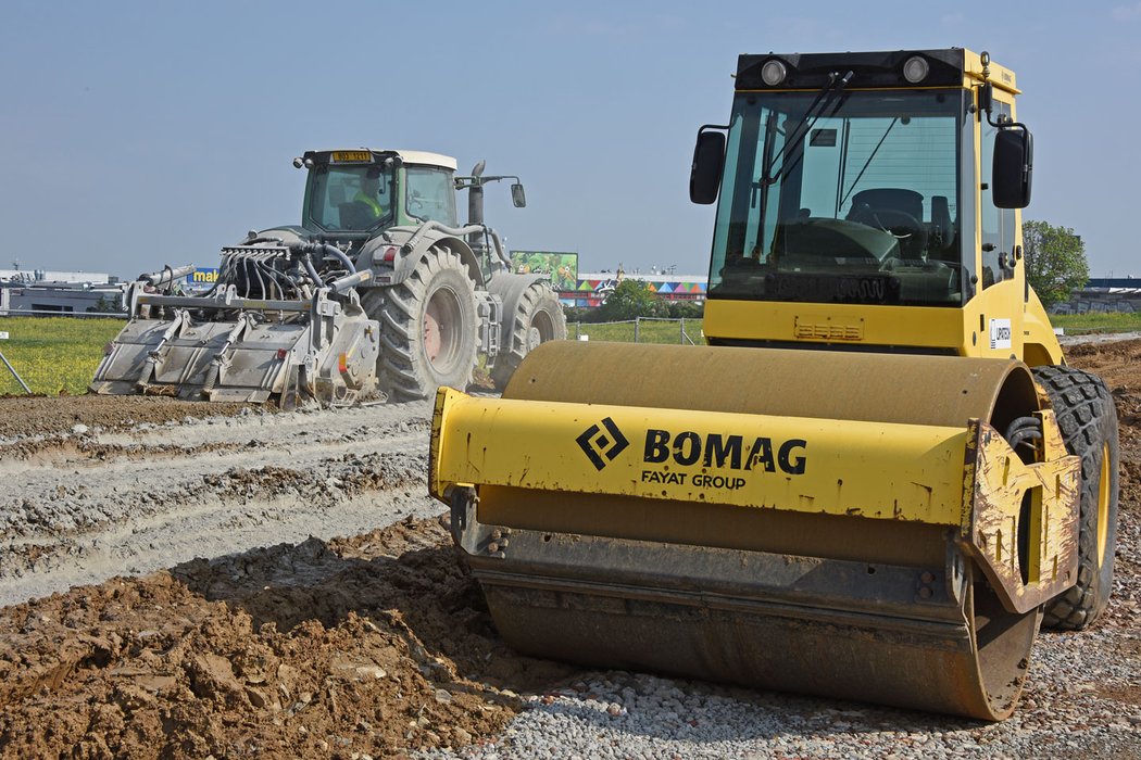 Byli jsme u ekologické rychlovýstavby silnice technologií RoadCem