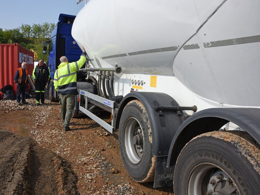 Byli jsme u ekologické rychlovýstavby silnice technologií RoadCem