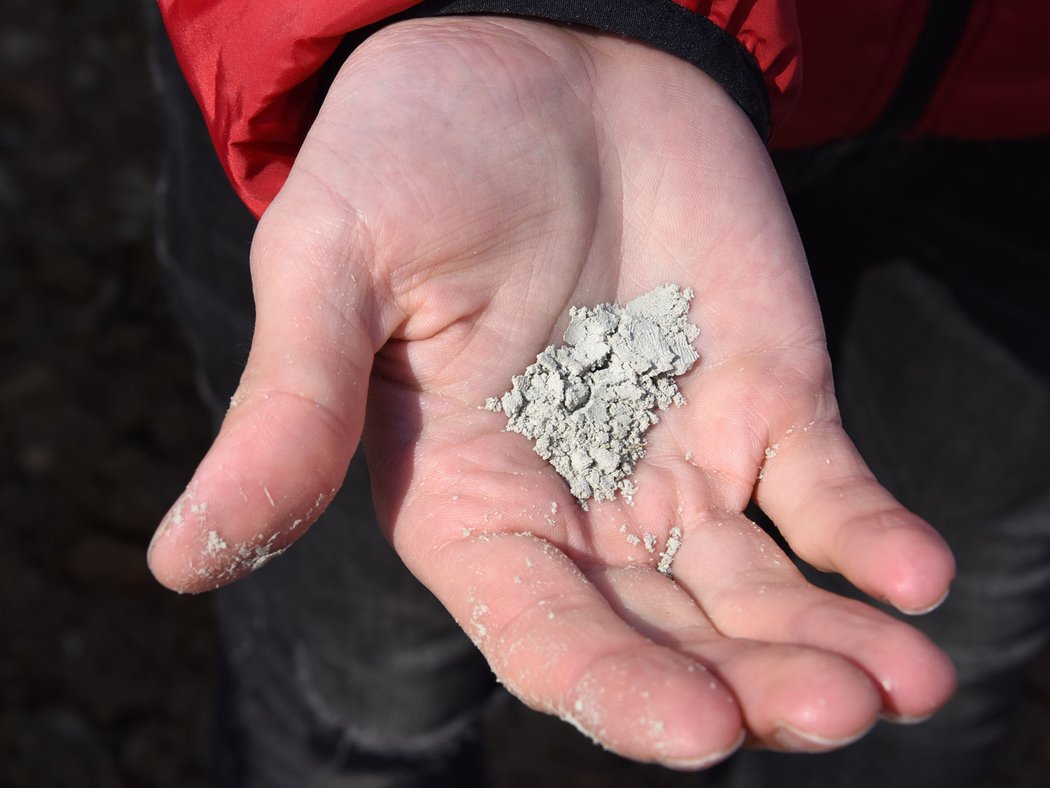 Přísada RoadCem se skládá z alkalických látek. Za hlavní devízu šedého prášku zmiňuje Herremans lepší hydrataci cementu, která zvyšuje pružnost konstrukcí.