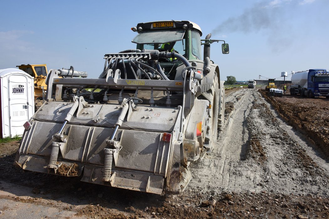 Byli jsme u ekologické rychlovýstavby silnice technologií RoadCem