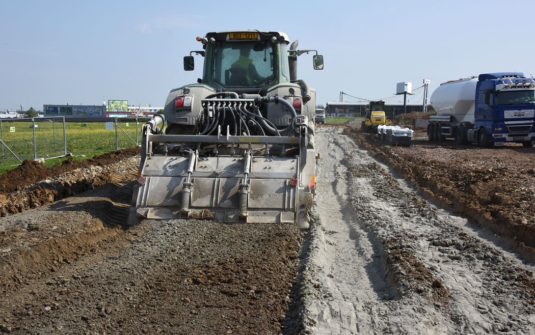 Byli jsme u ekologické rychlovýstavby silnice technologií RoadCem