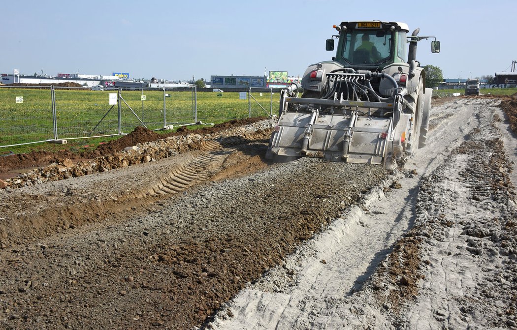 Byli jsme u ekologické rychlovýstavby silnice technologií RoadCem