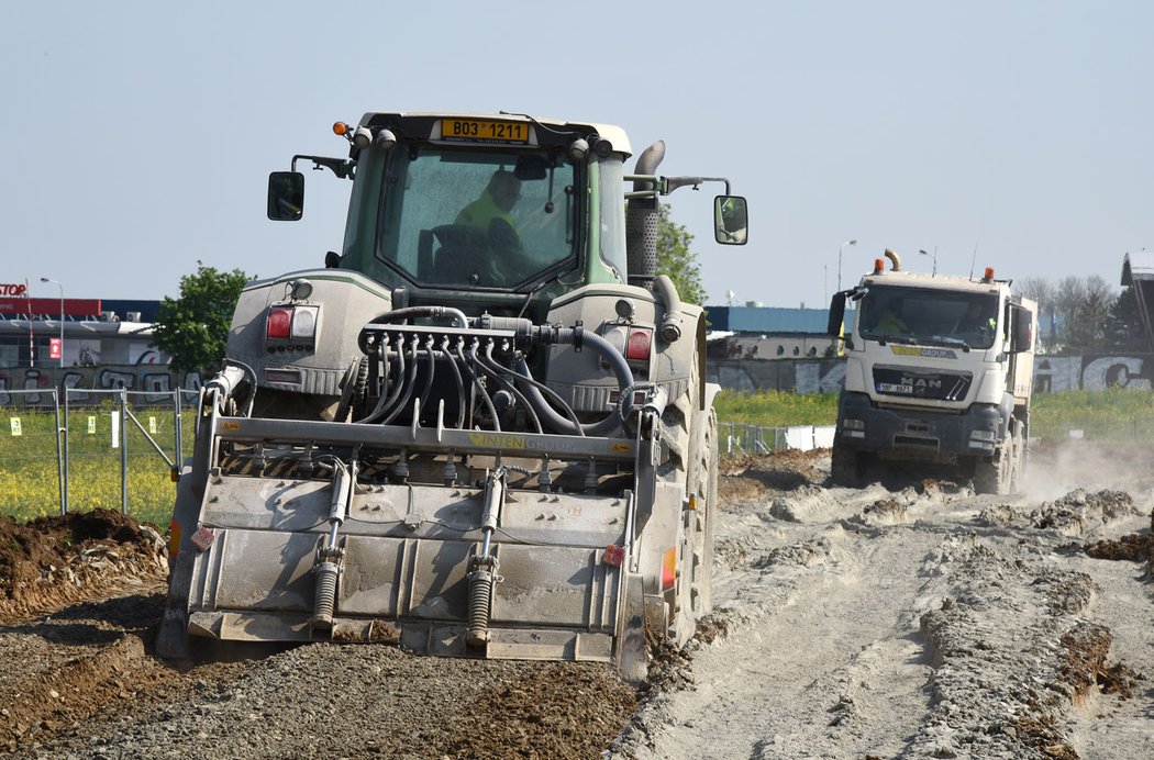 Byli jsme u ekologické rychlovýstavby silnice technologií RoadCem