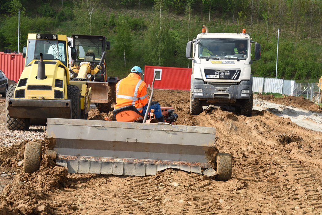 Byli jsme u ekologické rychlovýstavby silnice technologií RoadCem