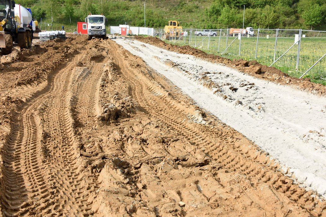 Byli jsme u ekologické rychlovýstavby silnice technologií RoadCem