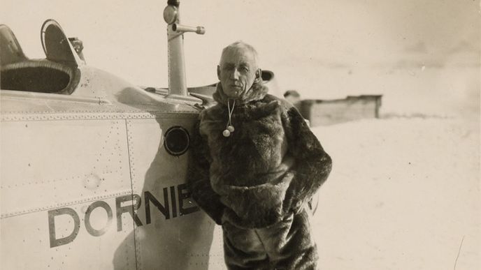 Nor Roald Amundsen (1872 – 1928) patří mezi nejvýznamnější objevitele v historii, protože jako první člověk prokazatelně stanul na jižním pólu. Norská národní knihovna v Oslu shromáždila i některé jeho méně známé portréty. 